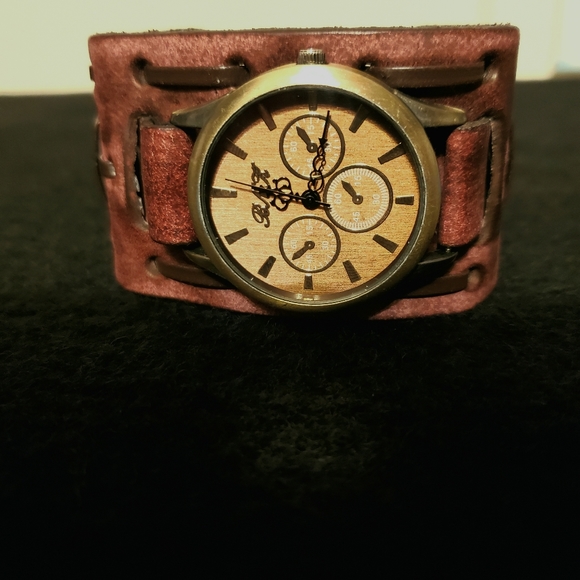 NWOT- Mens Wide Leather Band Wrist Watch - Picture 8 of 9